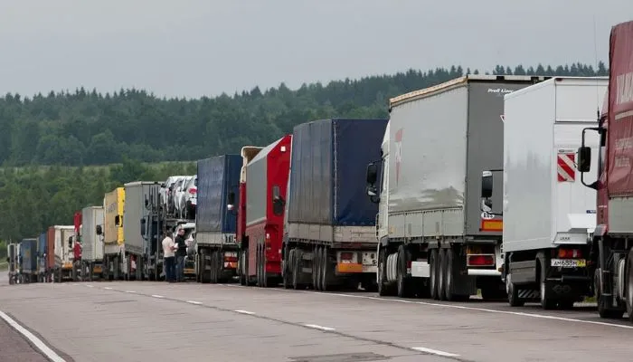 На границе с Латвией скопились очереди из грузовиков