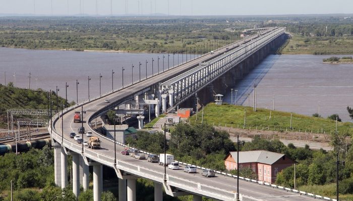 Российским дальнобойщикам разрешили въезжать в Китай по мосту через Амур 